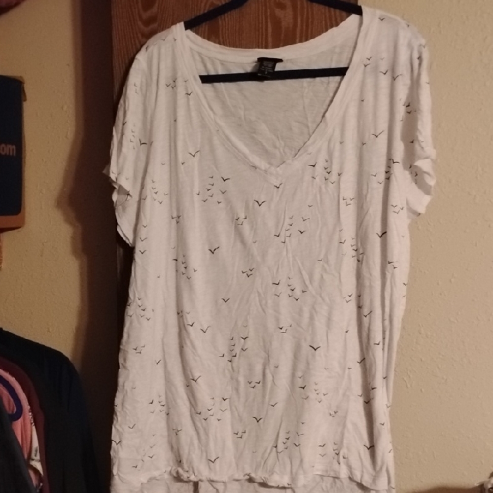 Torrid White V-Neck Short Sleeve Tee Size 3